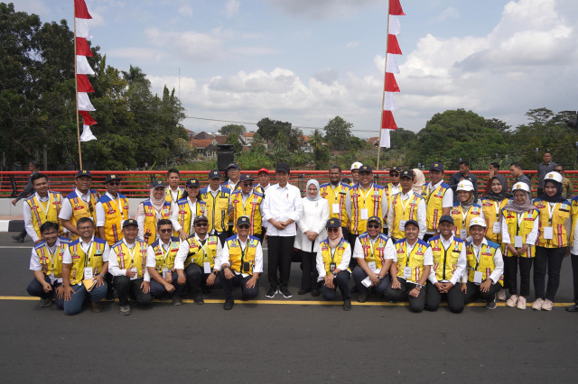 Kado Kemerdekaan RI Bagi Warga Jabar, Presiden Jokowi Resmikan 22 Ruas Jalan Daerah dan 16 Jembatan Callender Hamilton di Banjar