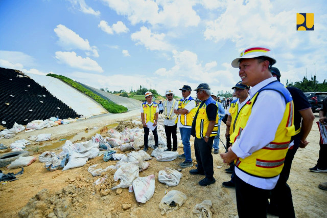 Tinjau Jalan Tol 6B dan Akses Tol IKN 6C, Menteri Basuki: Selesai Juni 2025