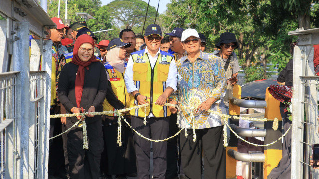 Dirjen Bina Marga Resmikan Jembatan Gantung Krasak Indramayu