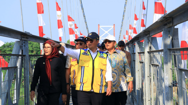 Dirjen Bina Marga Resmikan Jembatan Gantung Krasak Indramayu