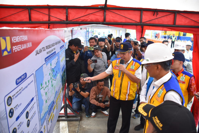 Sambut Libur Nataru, Menteri PU Tinjau Jalan Tol Fungsional Gending-Krasaan