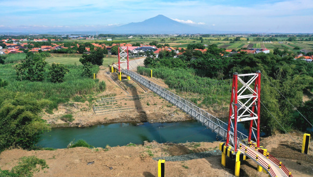 Jembatan Gantung Babakan Losari LOR Penyambung Silaturahmi dua Provinsi