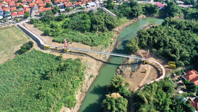 Jembatan Gantung Babakan Losari LOR Penyambung Silaturahmi dua Provinsi
