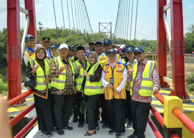 Jembatan Gantung Babakan Losari LOR Penyambung Silaturahmi dua Provinsi
