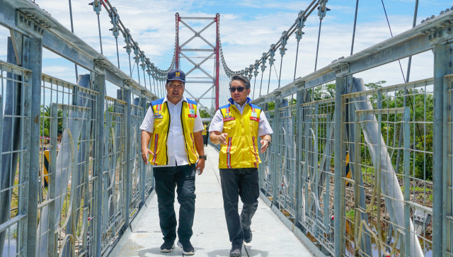 JEMBATAN GANTUNG MUNGGU EMAS,PENGHUBUNG BARU BAGI MASYARAKAT DESA SUNGAI ENAU DAN DESA PADI JAYA
