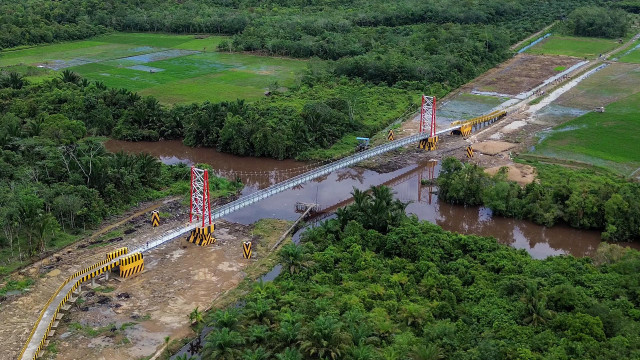 JEMBATAN GANTUNG MUNGGU EMAS,PENGHUBUNG BARU BAGI MASYARAKAT DESA SUNGAI ENAU DAN DESA PADI JAYA