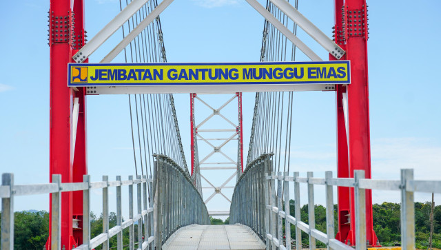 JEMBATAN GANTUNG MUNGGU EMAS,PENGHUBUNG BARU BAGI MASYARAKAT DESA SUNGAI ENAU DAN DESA PADI JAYA