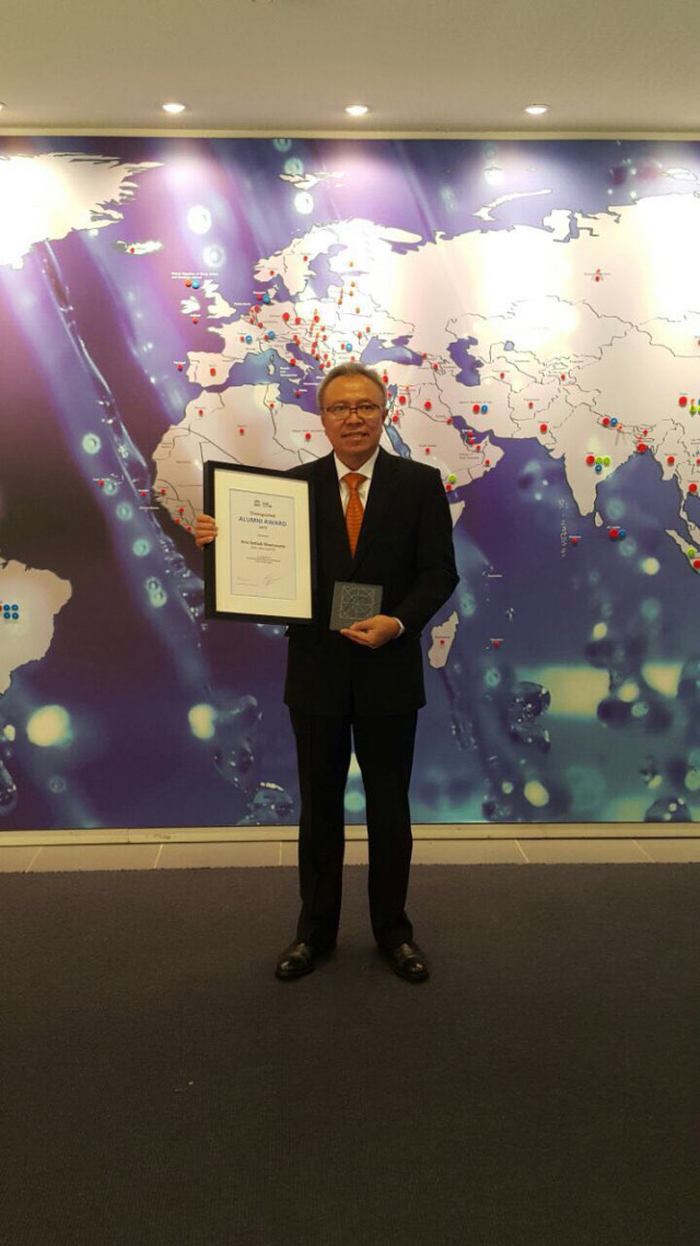 Director General of Highways Arie Setiadi Moerwanto Becomes the First IHE Delft Alumni Award from Asia